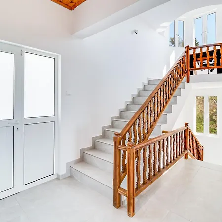 Bettina By Ezoria Корал-Бэй